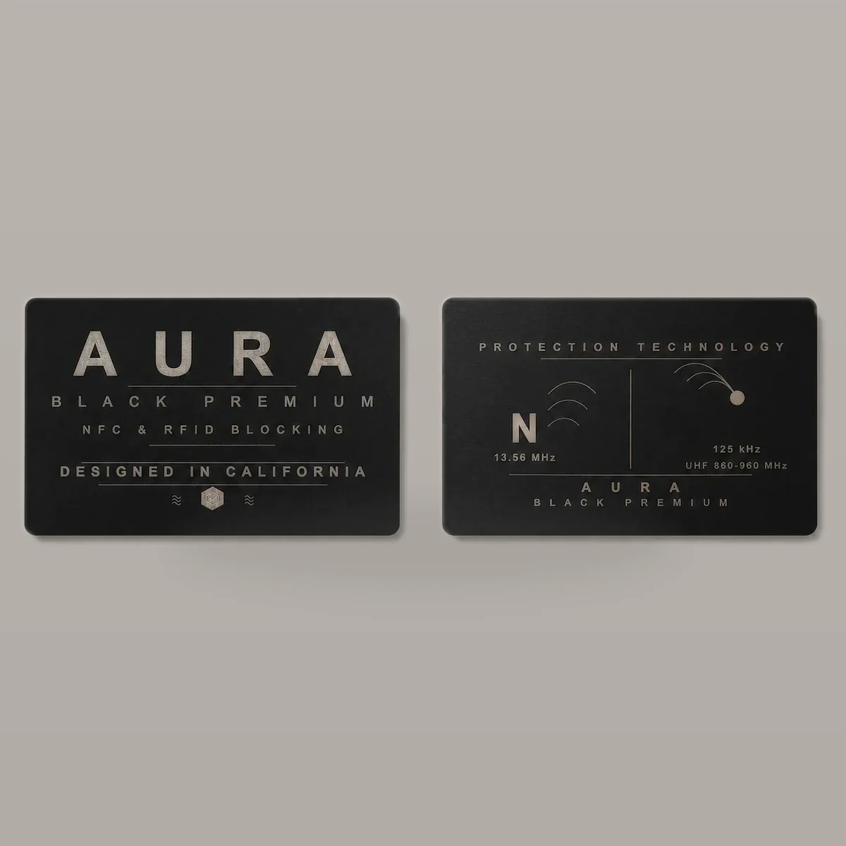 Fotografía real de la tarjeta Aura, frente y reverso